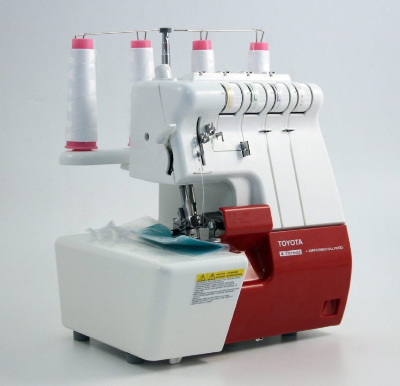 Toyota SLR 4D Overlockmaschine mit Zubehör